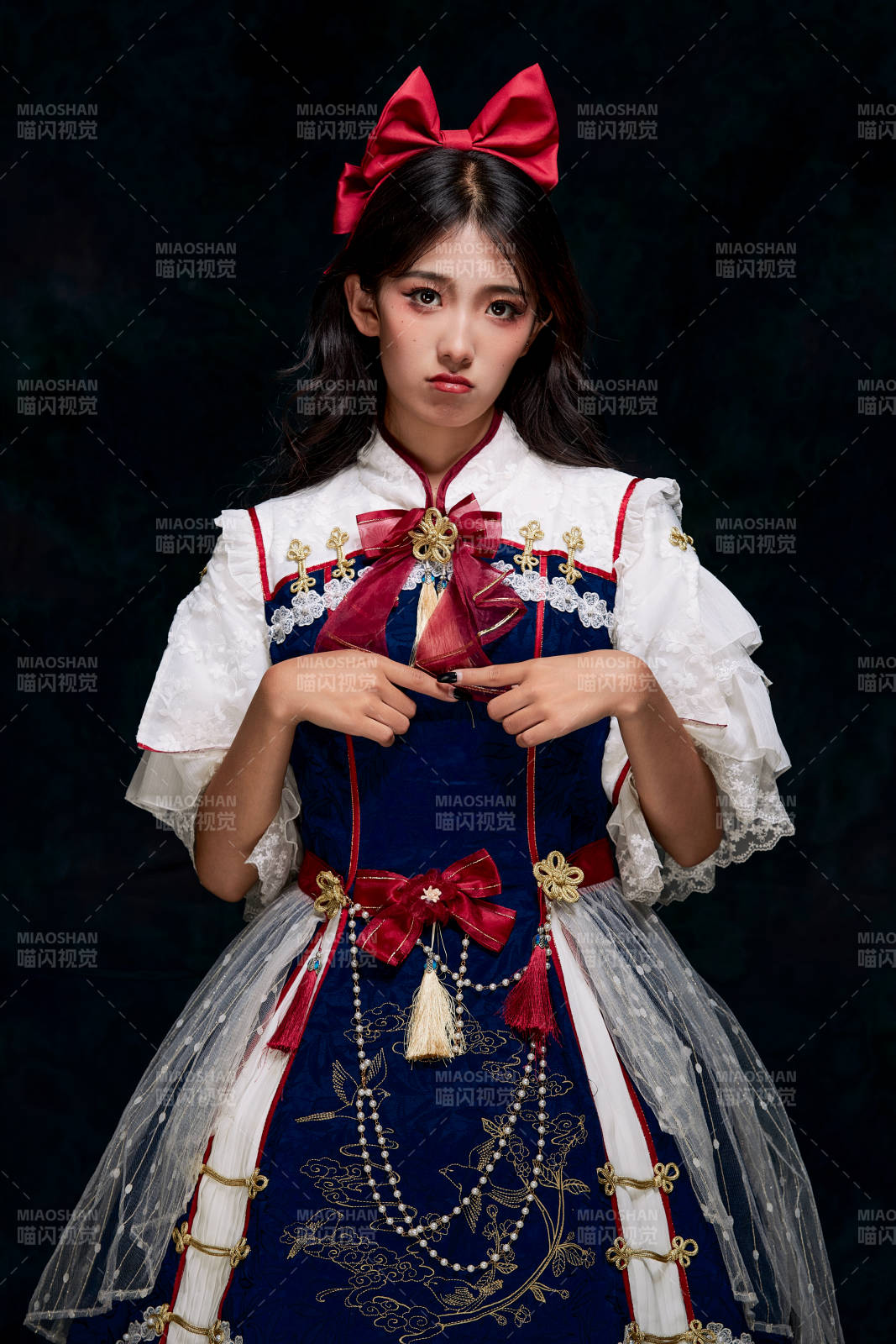 影棚內(nèi)角色扮演白雪公主的少女洛麗塔