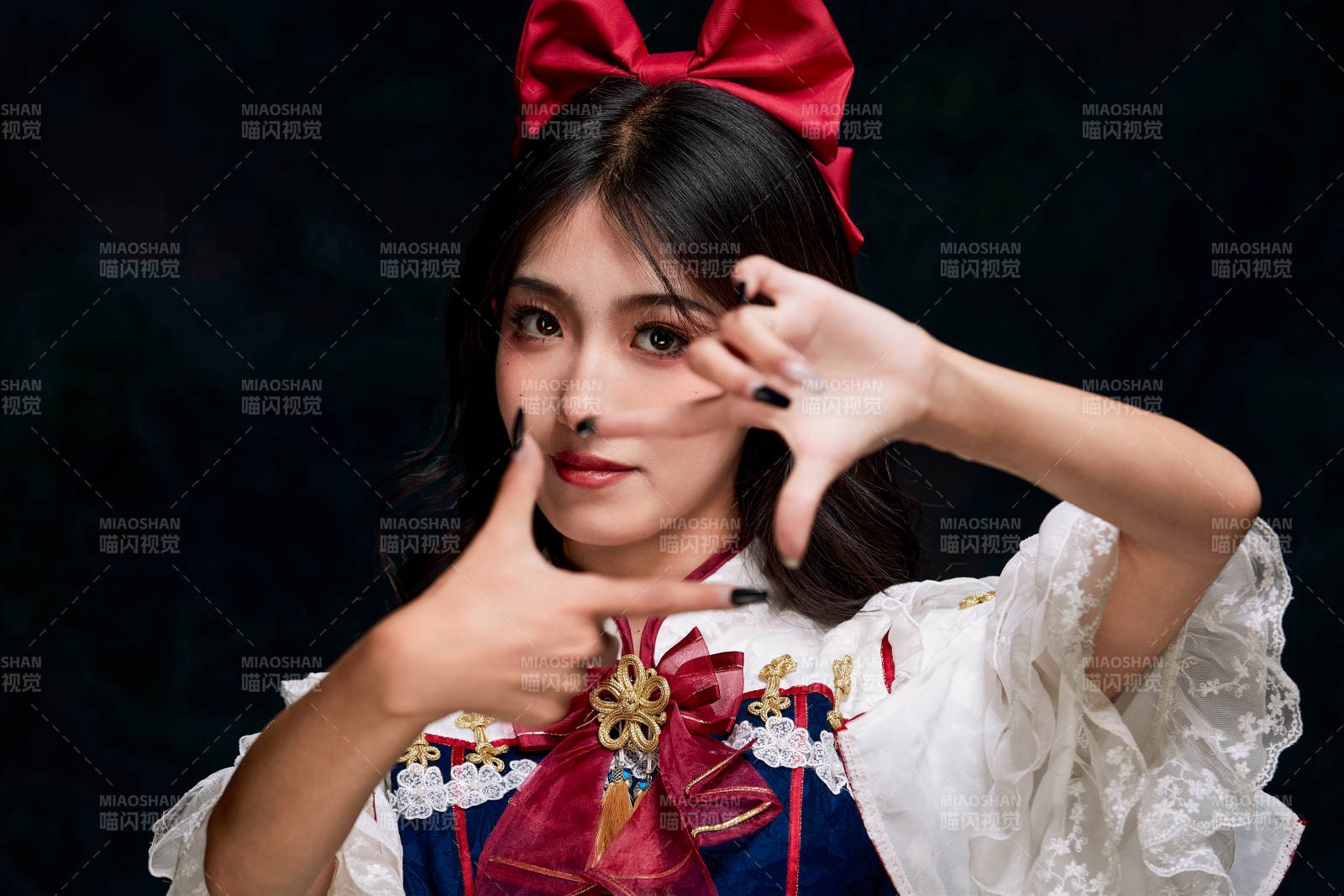 影棚內角色扮演白雪公主的少女洛麗塔