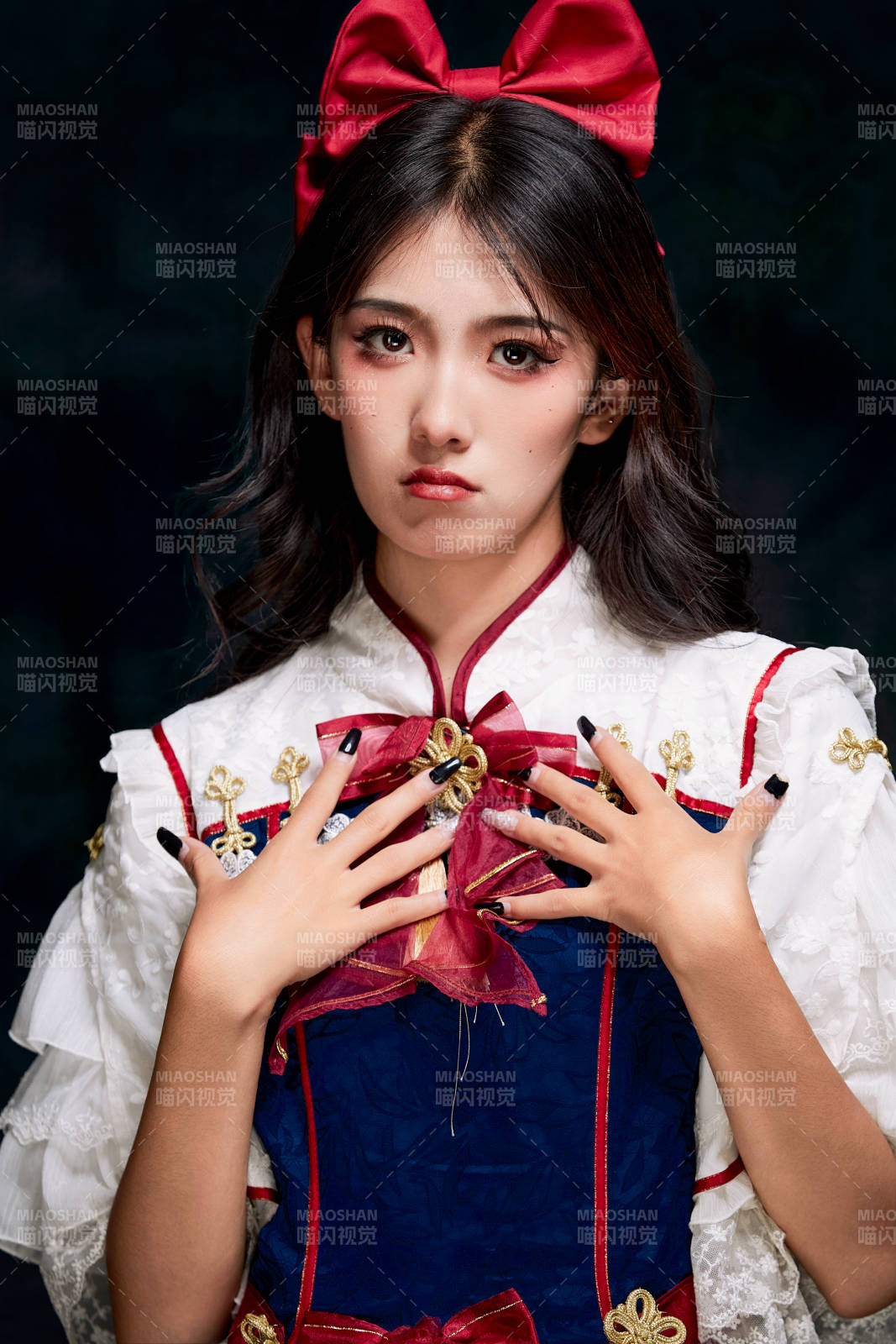 影棚內角色扮演白雪公主的少女洛麗塔