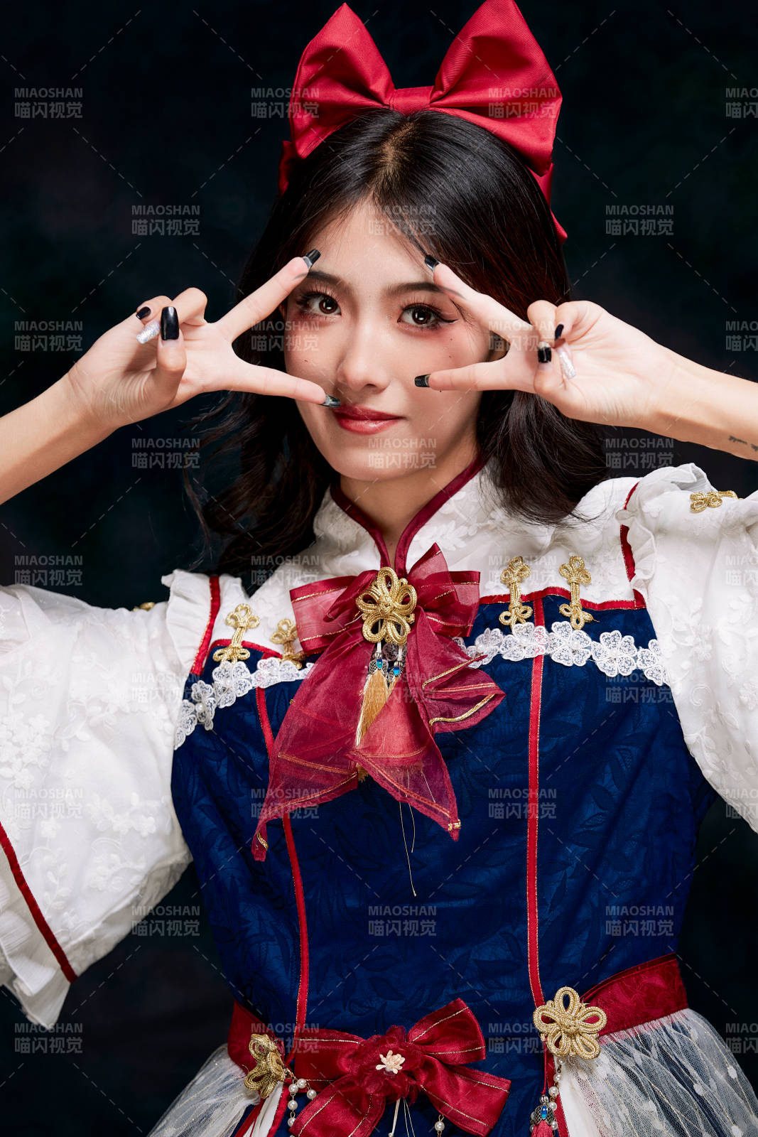 影棚內(nèi)角色扮演白雪公主的少女洛麗塔