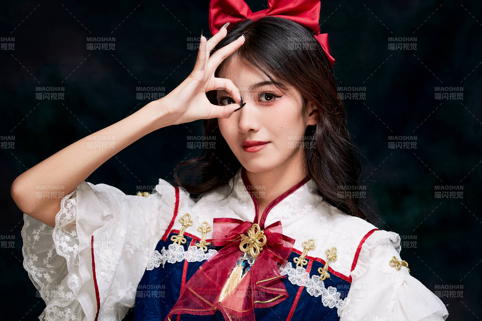 影棚內角色扮演白雪公主的少女洛麗塔