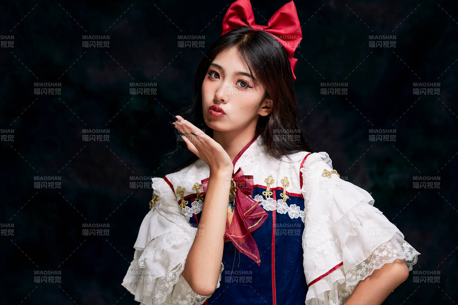 影棚內角色扮演白雪公主的少女洛麗塔