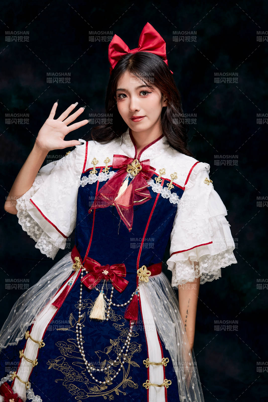 影棚内角色扮演白雪公主的少女洛丽塔