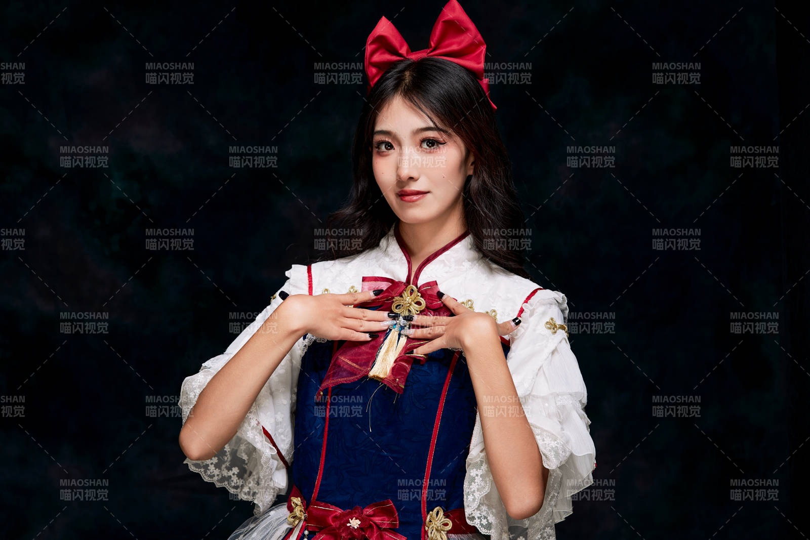 影棚內(nèi)角色扮演白雪公主的少女洛麗塔