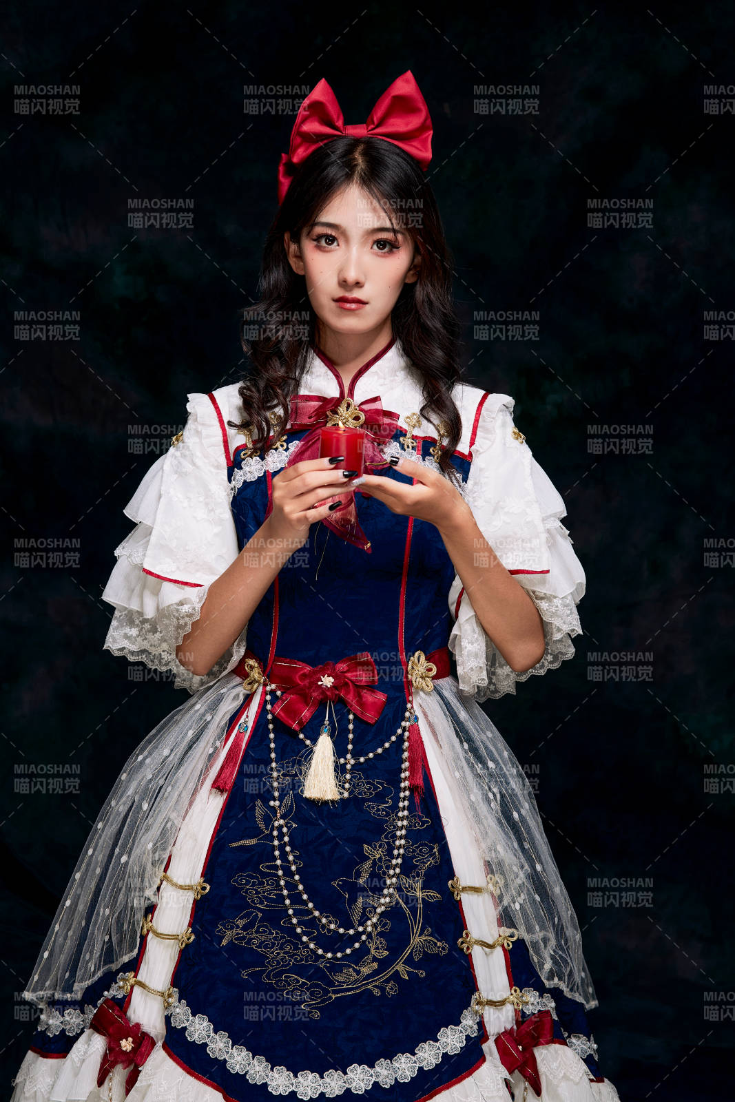 影棚內(nèi)角色扮演白雪公主的少女洛麗塔