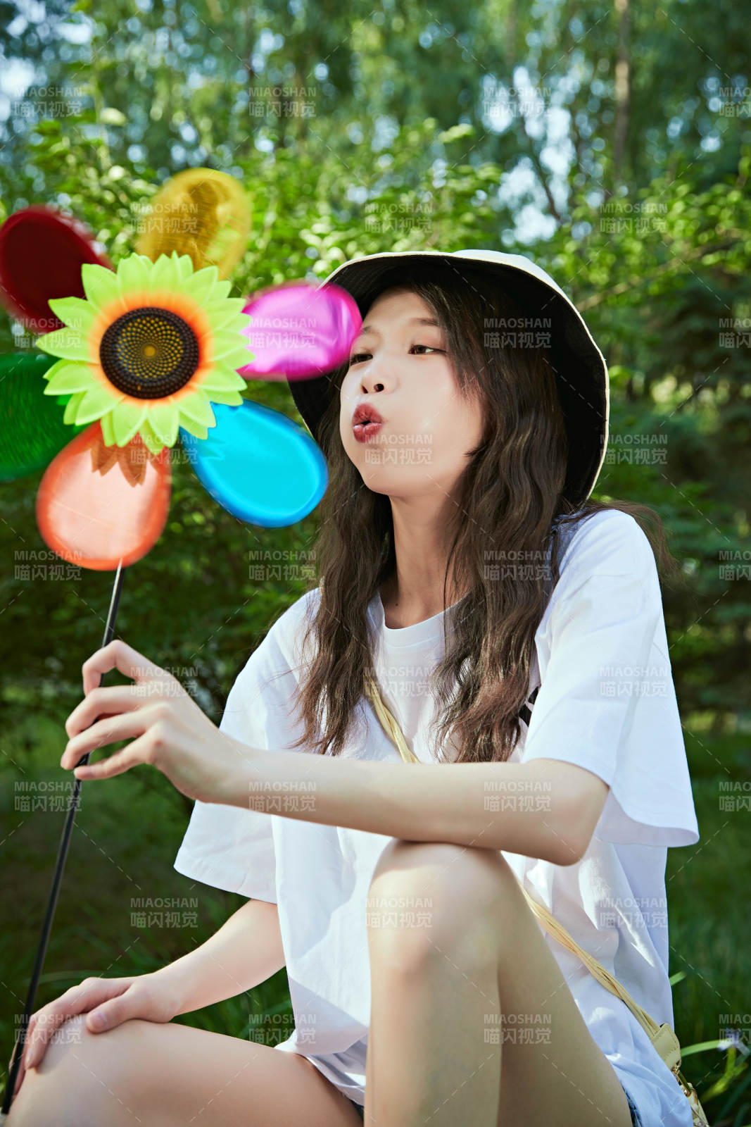 手拿彩色风车玩耍的亚洲少女