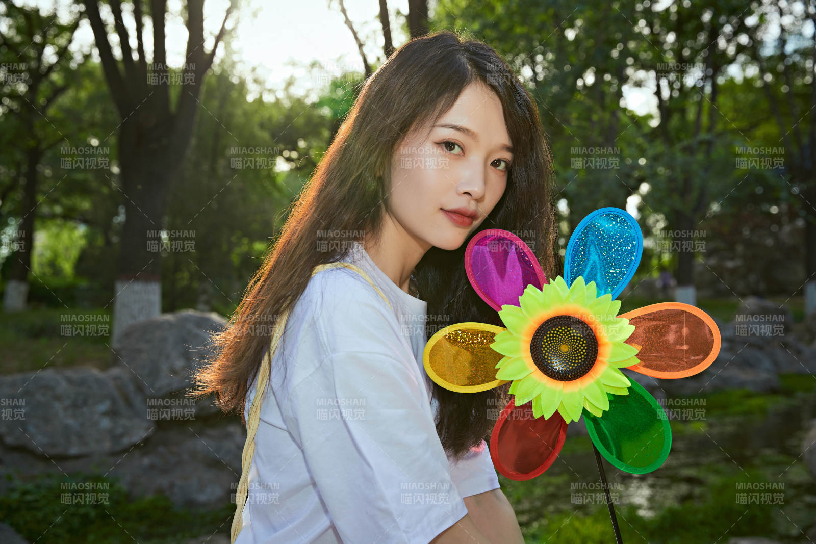 手拿彩色风车玩耍的亚洲少女