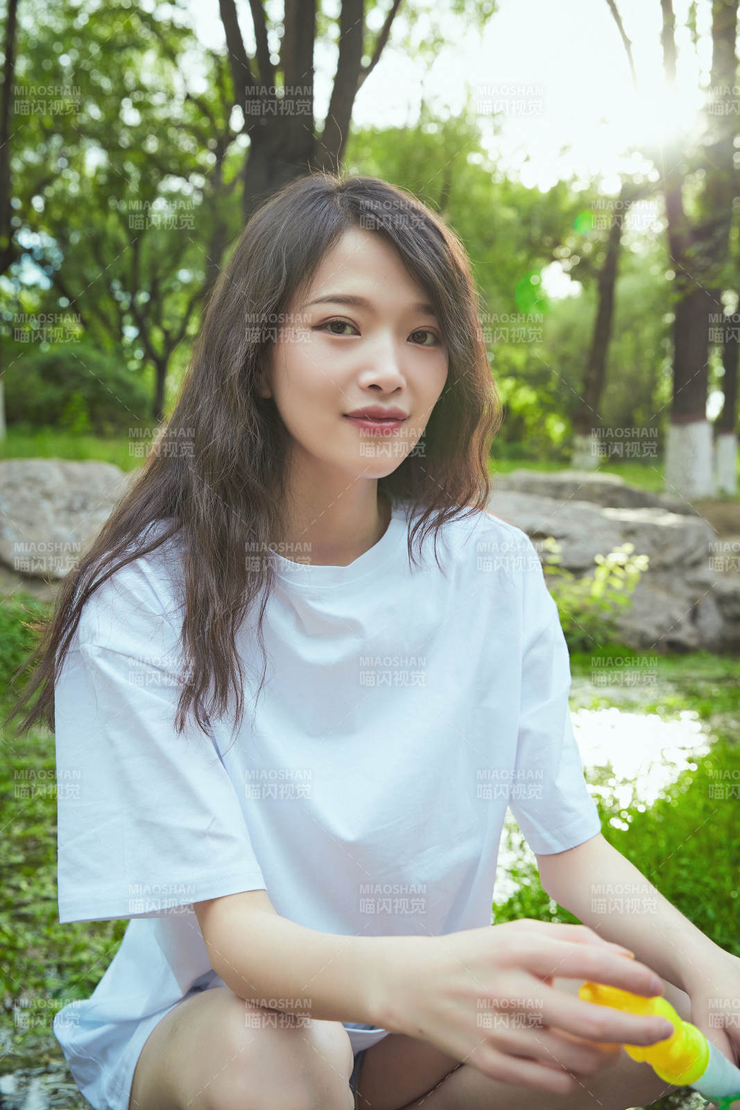 戶外公園里玩吹泡泡的可愛亞洲少女