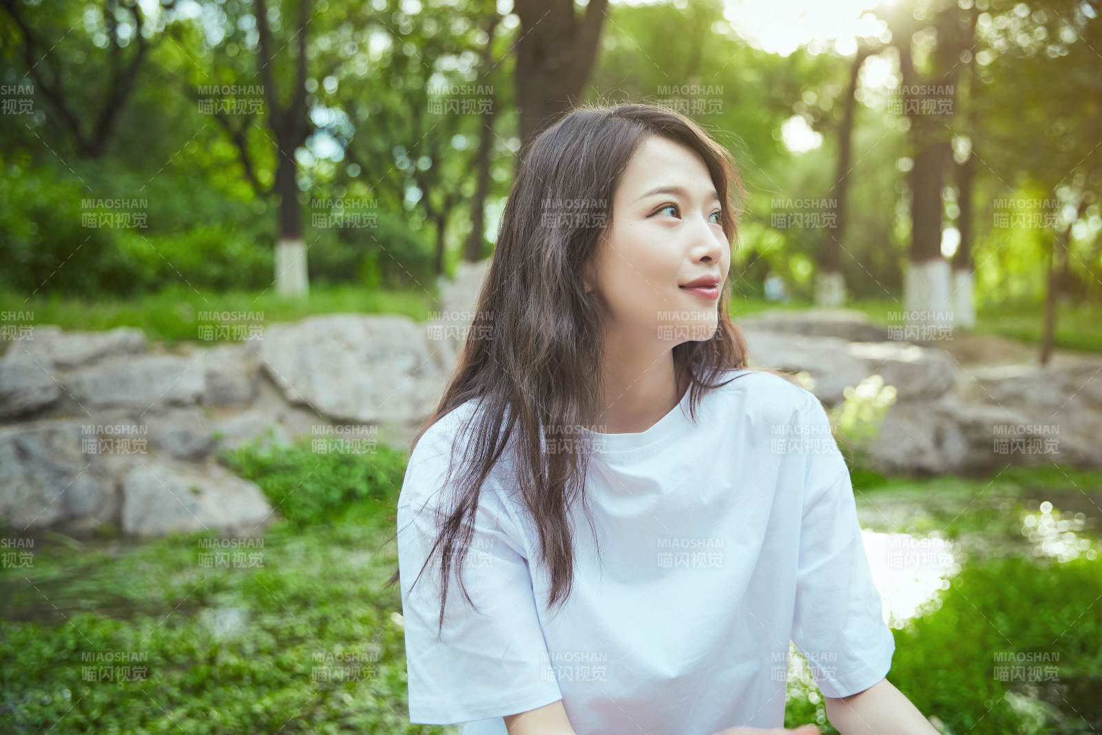 戶外公園里玩吹泡泡的可愛亞洲少女