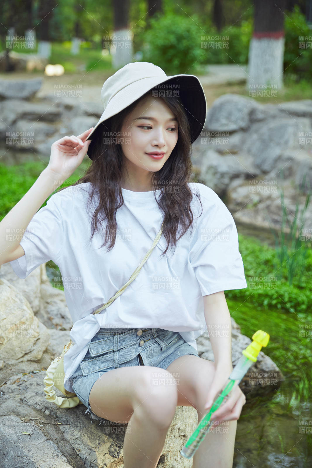 戶外公園小溪旁悠閑愜意的亞洲少女