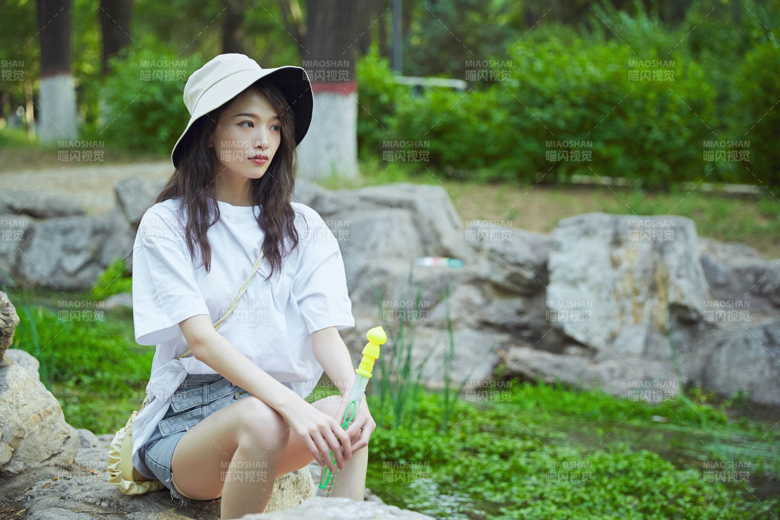 户外公园小溪旁悠闲惬意的亚洲少女