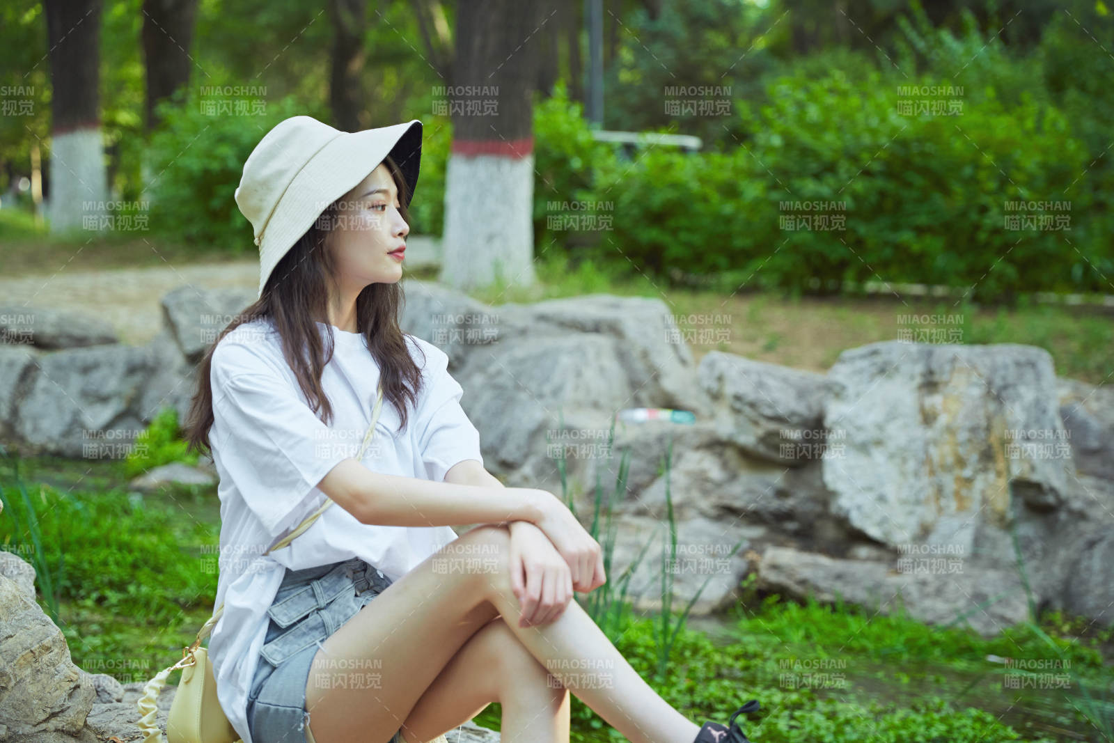 戶外公園小溪旁悠閑愜意的亞洲少女