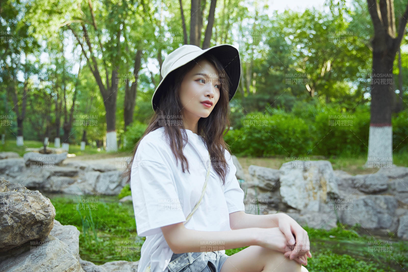 戶外公園小溪旁悠閑愜意的亞洲少女