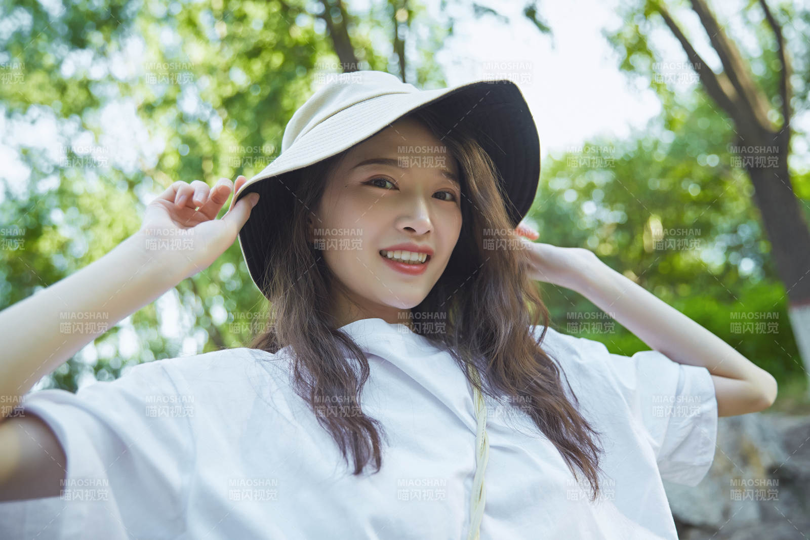 戶外公園小溪旁悠閑愜意的亞洲少女