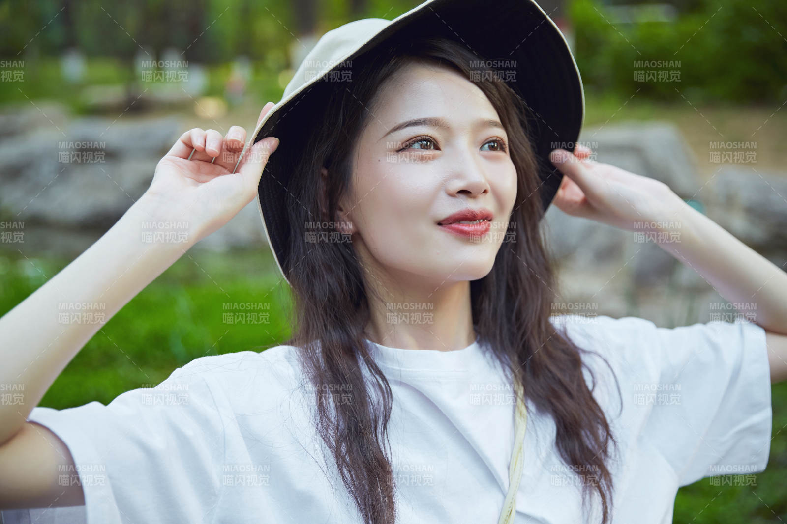 戶外公園小溪旁悠閑愜意的亞洲少女