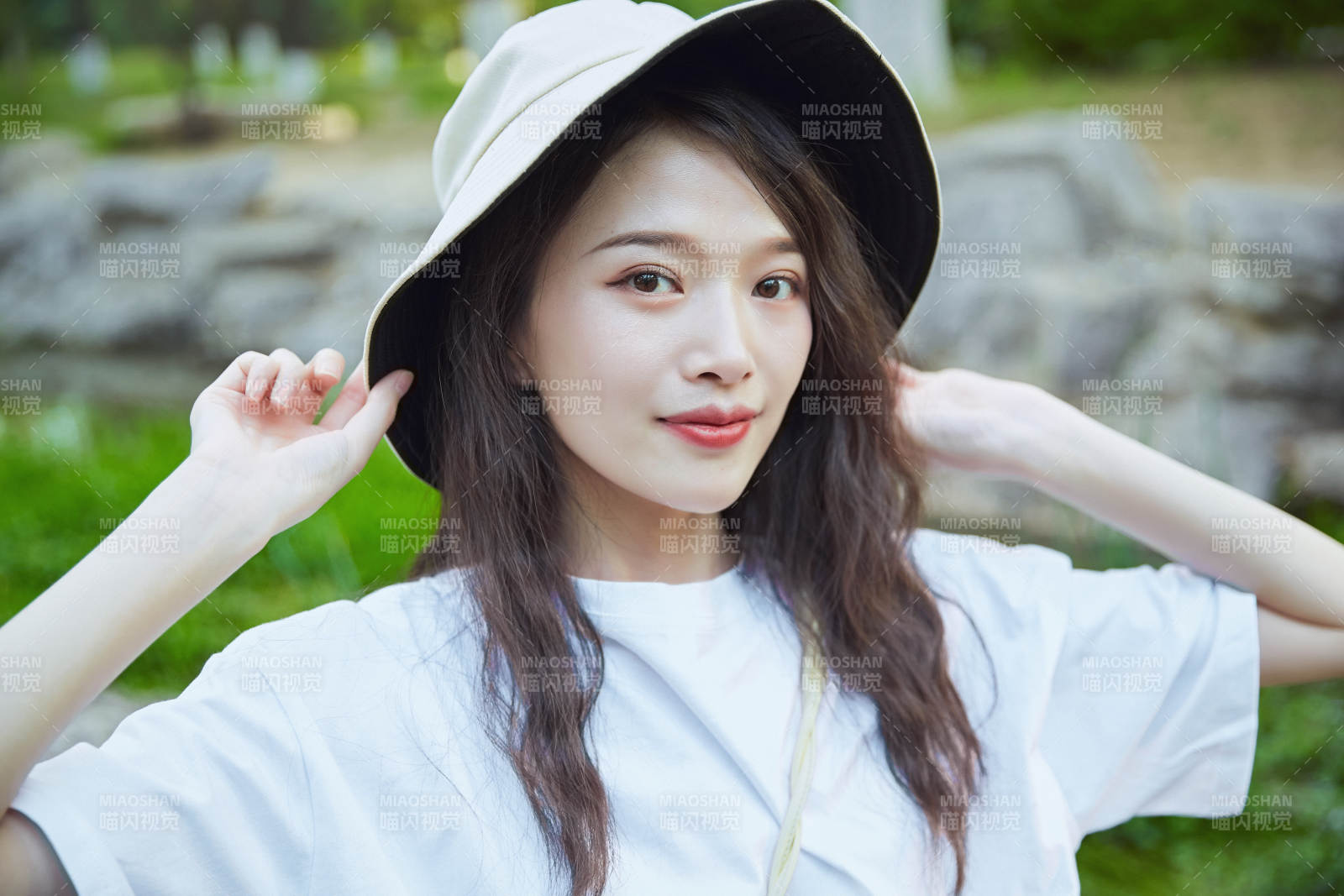 戶外公園小溪旁悠閑愜意的亞洲少女