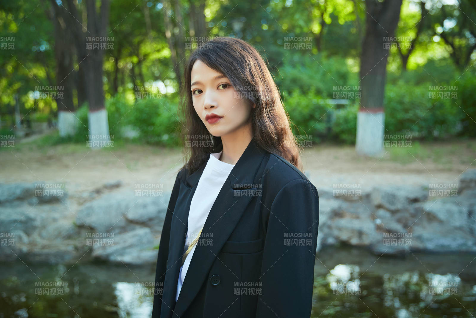 戶外公園小溪旁悠閑愜意的亞洲少女