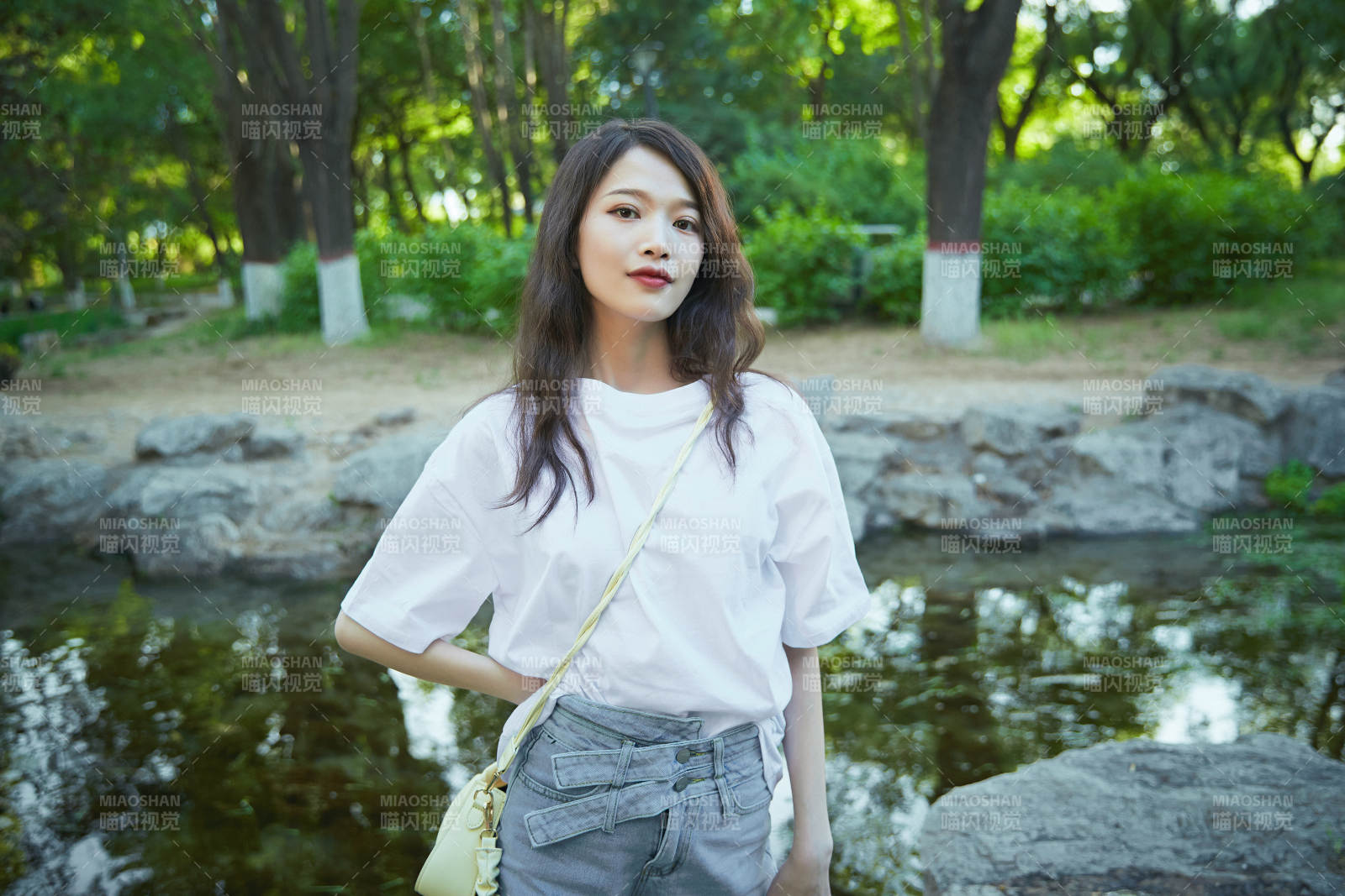 戶外公園小溪旁悠閑愜意的亞洲少女