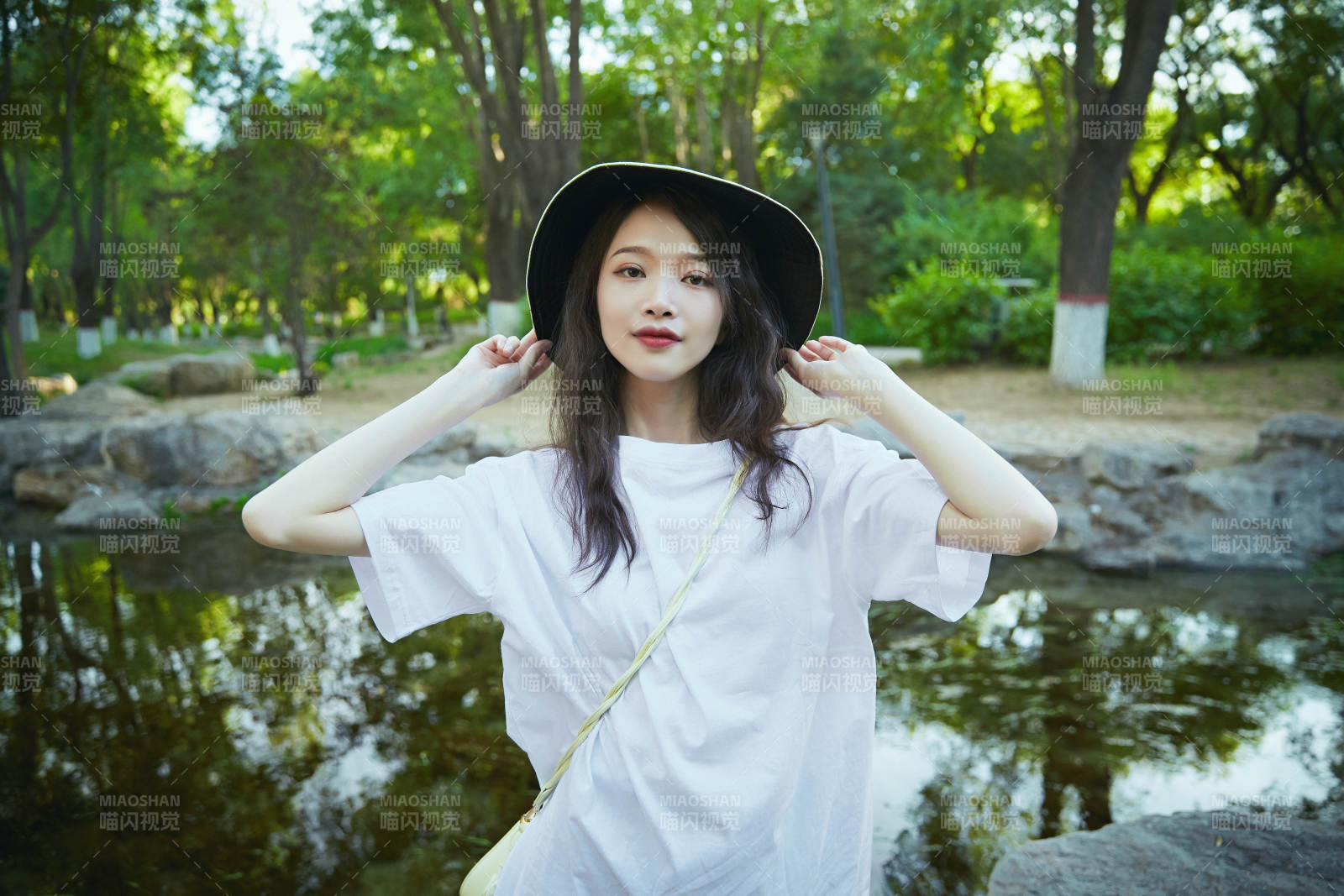 戶外公園小溪旁悠閑愜意的亞洲少女