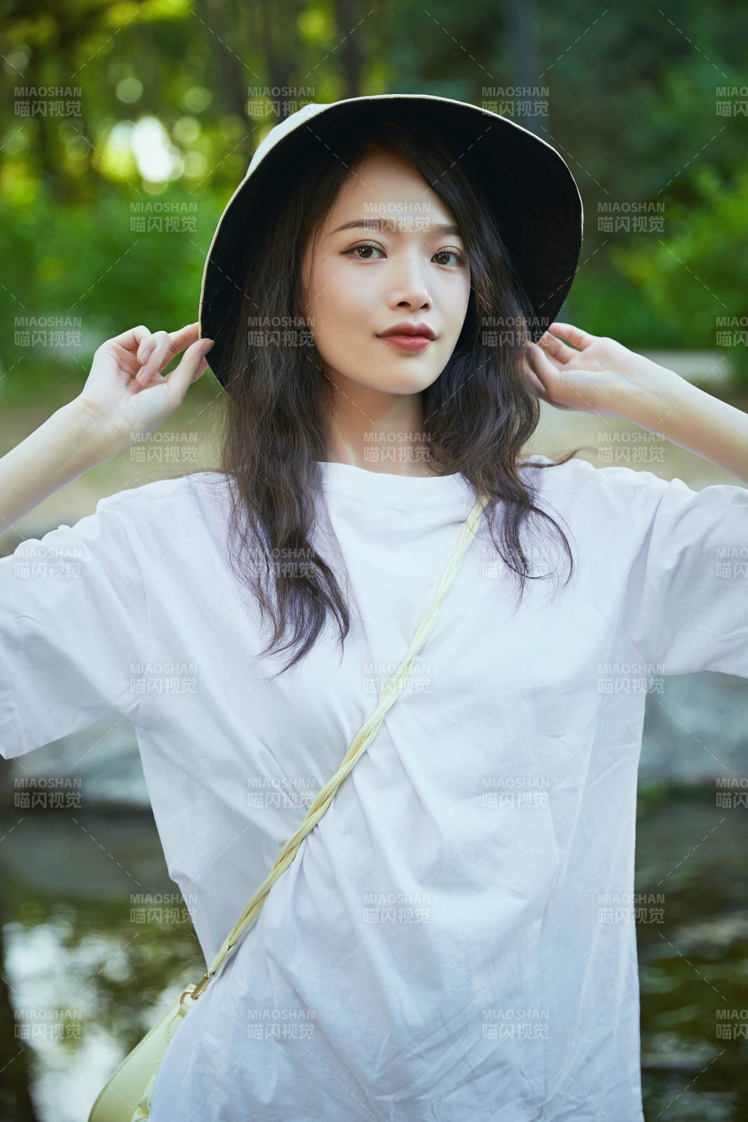 戶外公園小溪旁悠閑愜意的亞洲少女