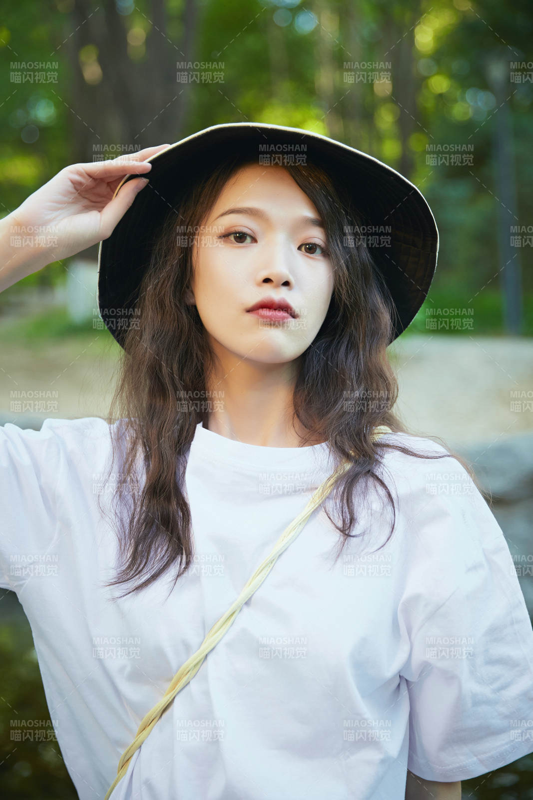 戶外公園小溪旁悠閑愜意的亞洲少女