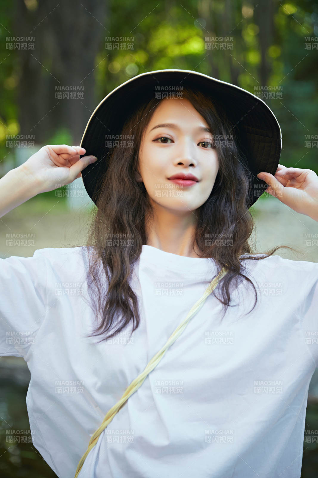 戶外公園小溪旁悠閑愜意的亞洲少女