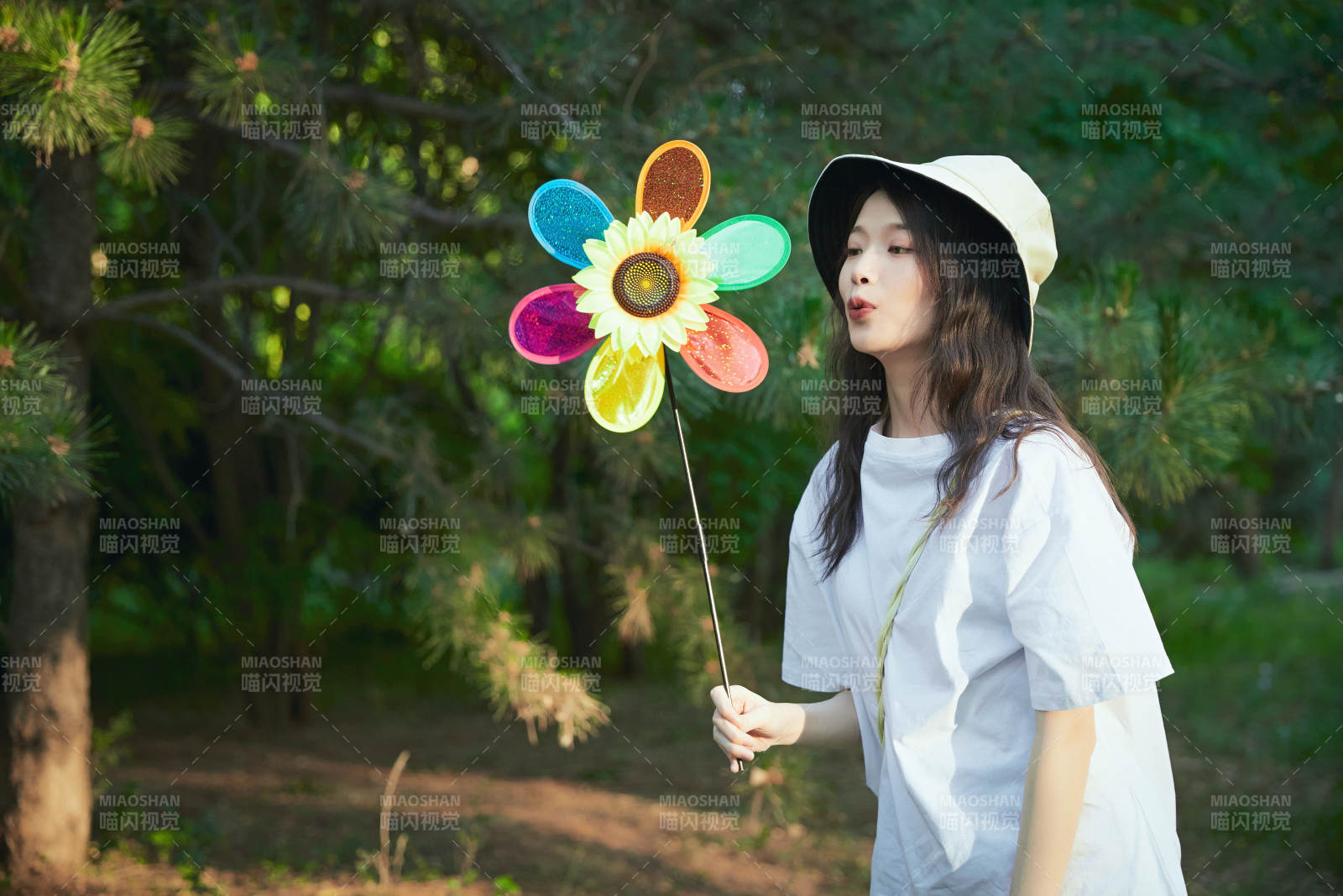手拿彩色風車玩耍的亞洲少女