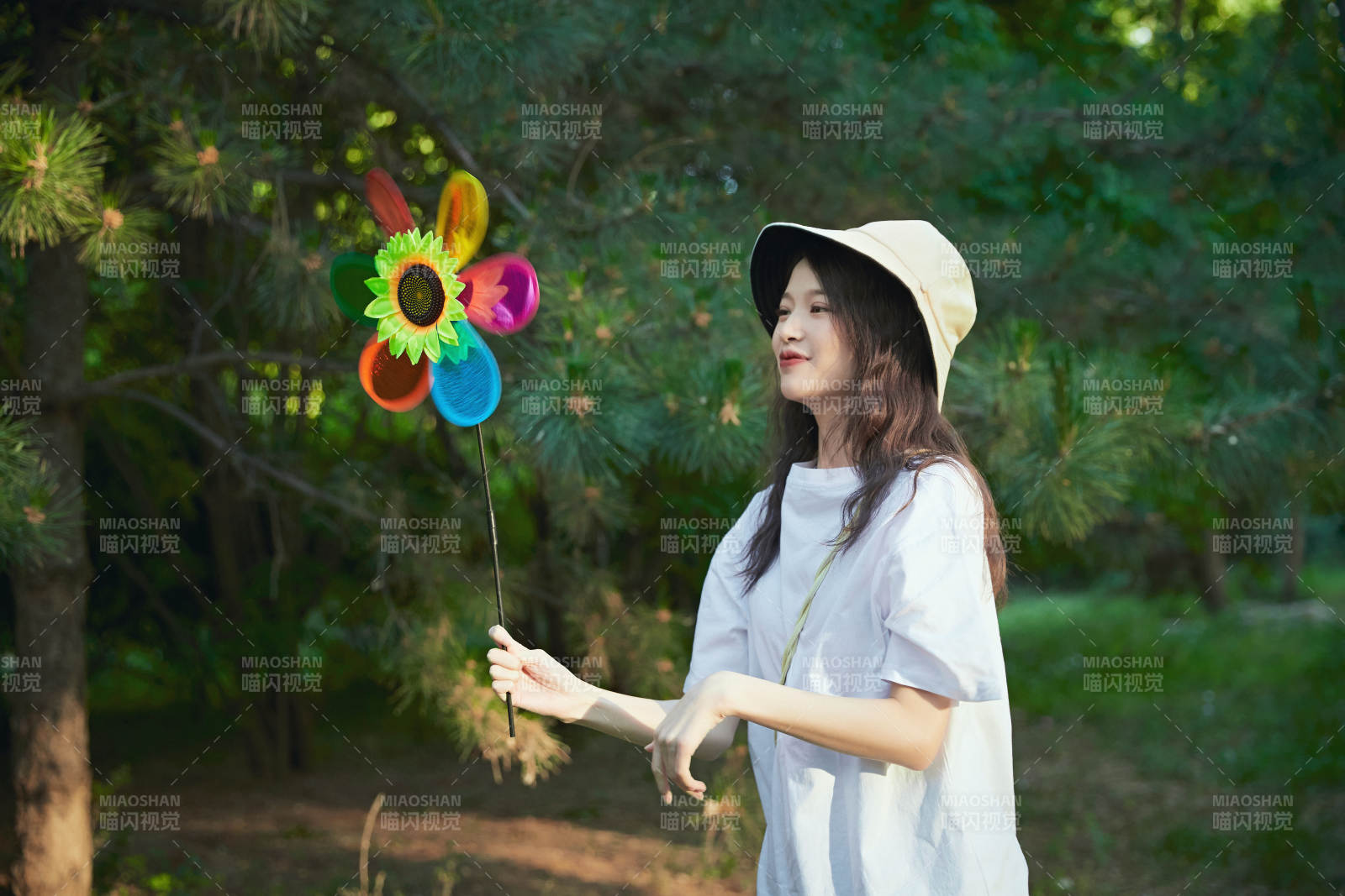 手拿彩色風車玩耍的亞洲少女
