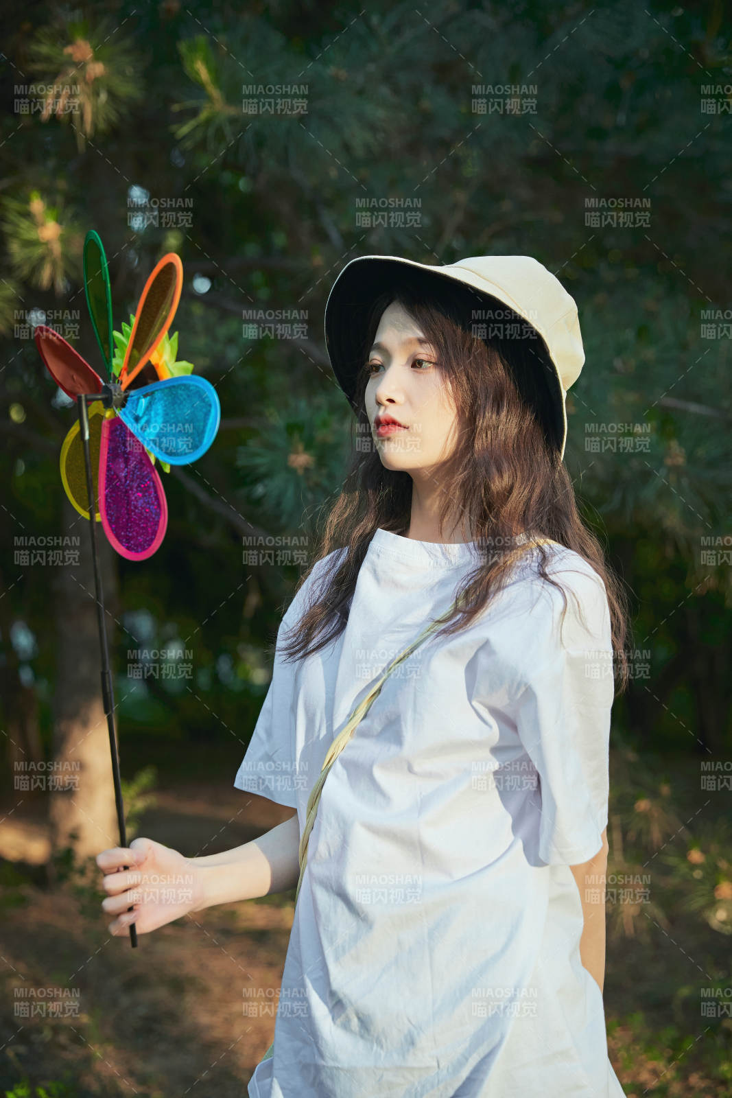 手拿彩色風車玩耍的亞洲少女