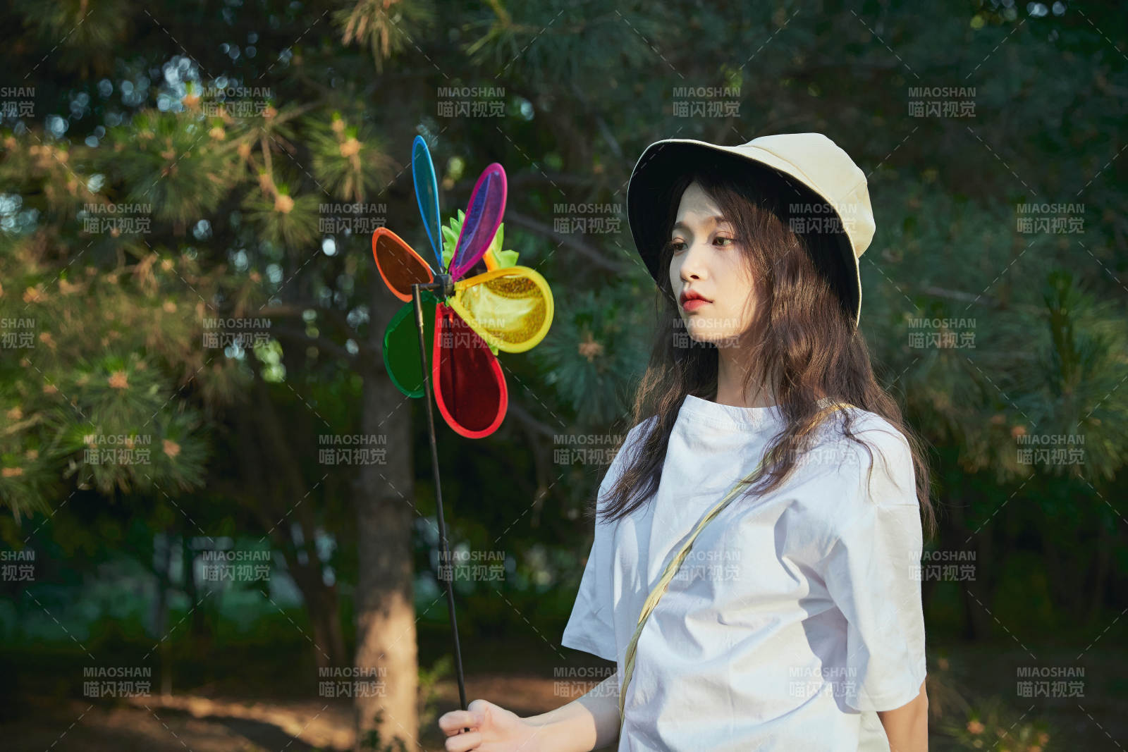 手拿彩色風車玩耍的亞洲少女