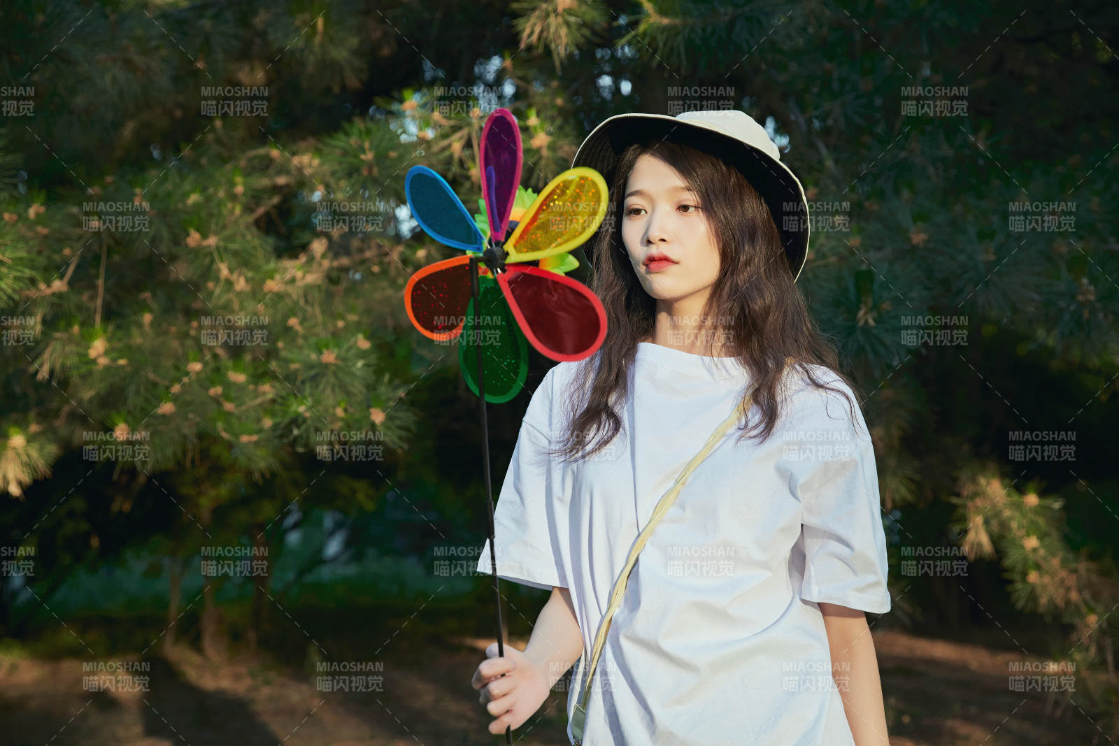 手拿彩色風車玩耍的亞洲少女