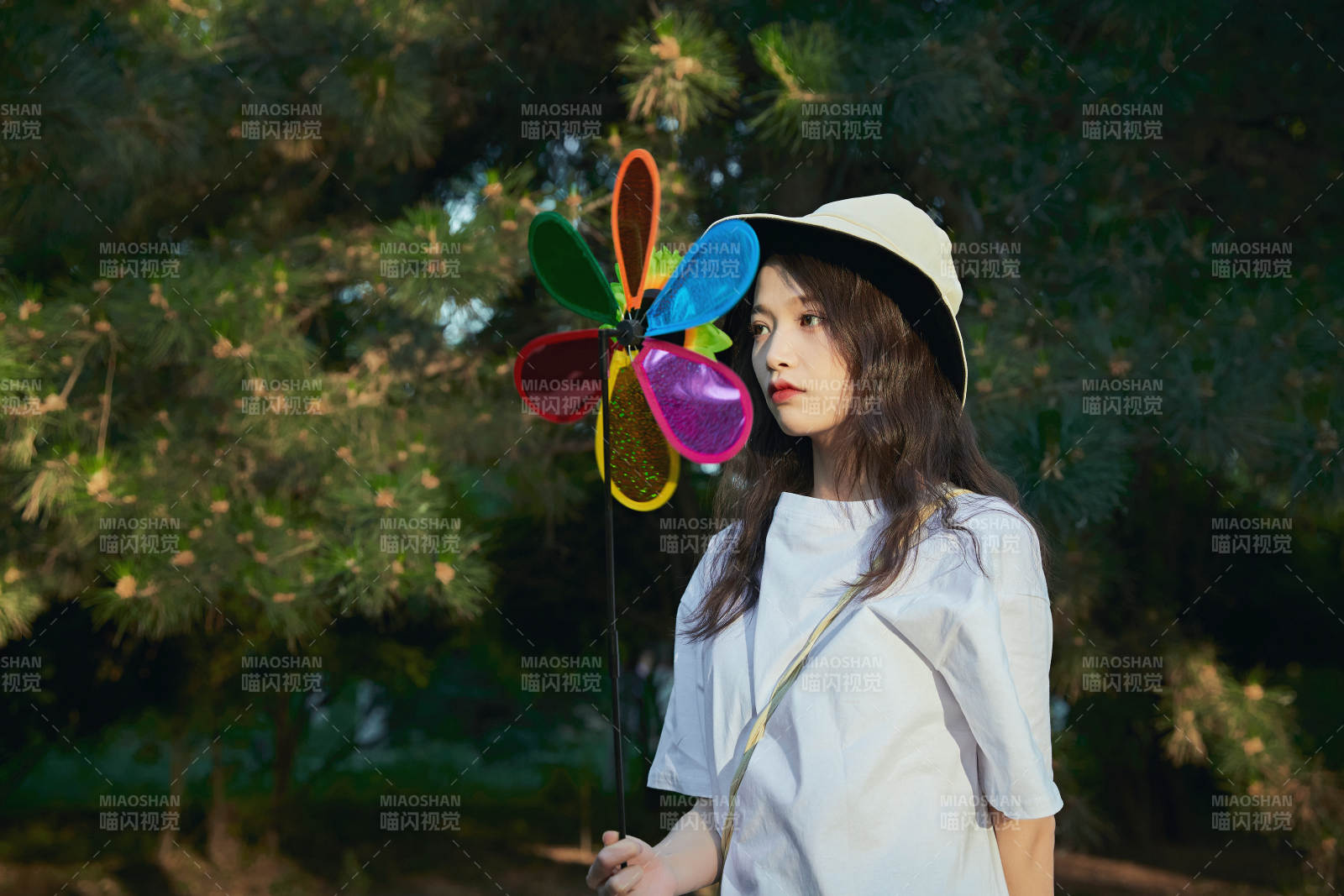 手拿彩色風車玩耍的亞洲少女