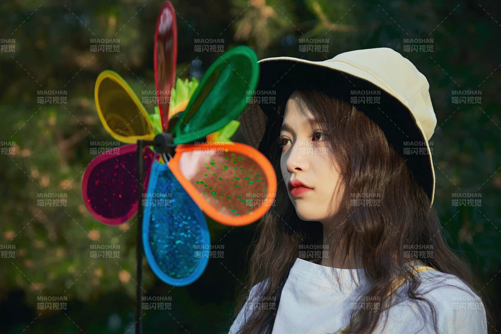 手拿彩色風(fēng)車玩耍的亞洲少女