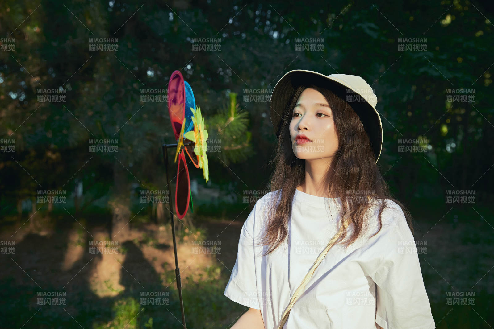 手拿彩色風車玩耍的亞洲少女