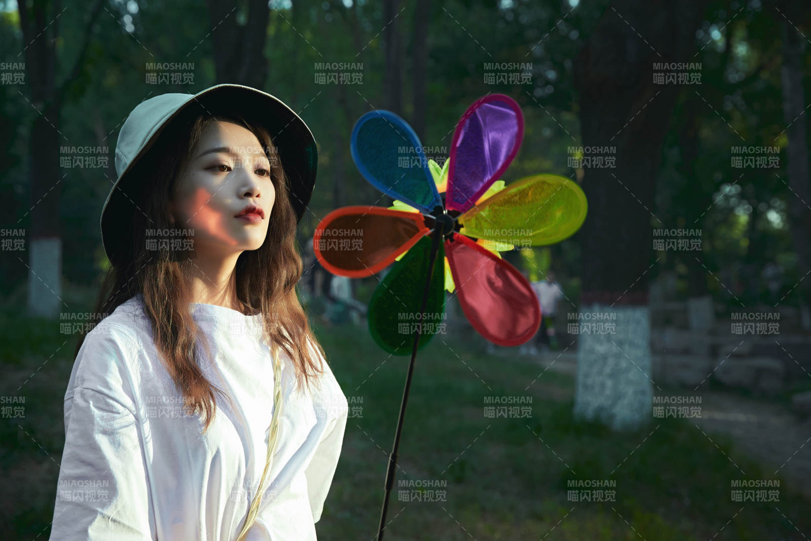 手拿彩色風(fēng)車玩耍的亞洲少女