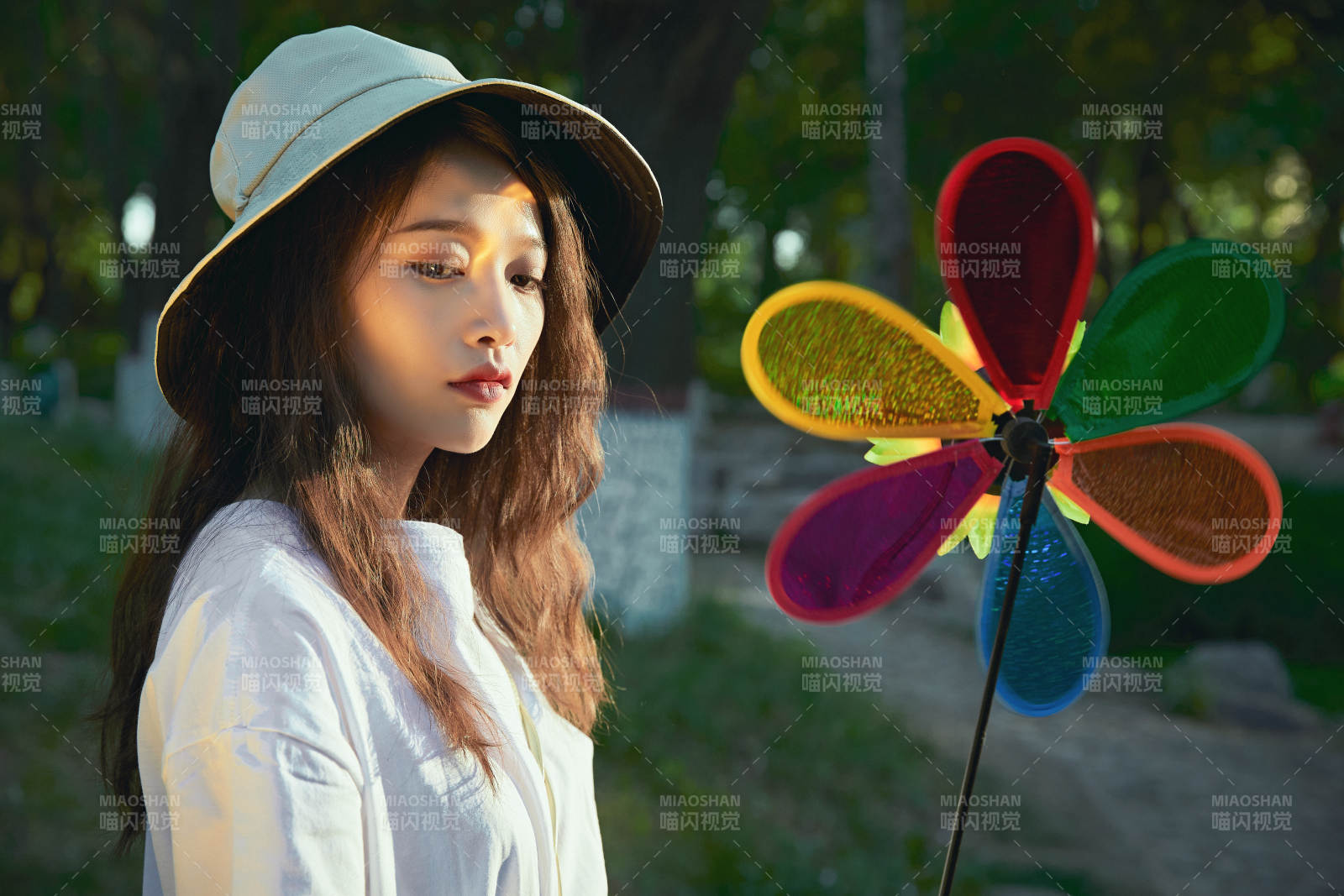 手拿彩色風車玩耍的亞洲少女