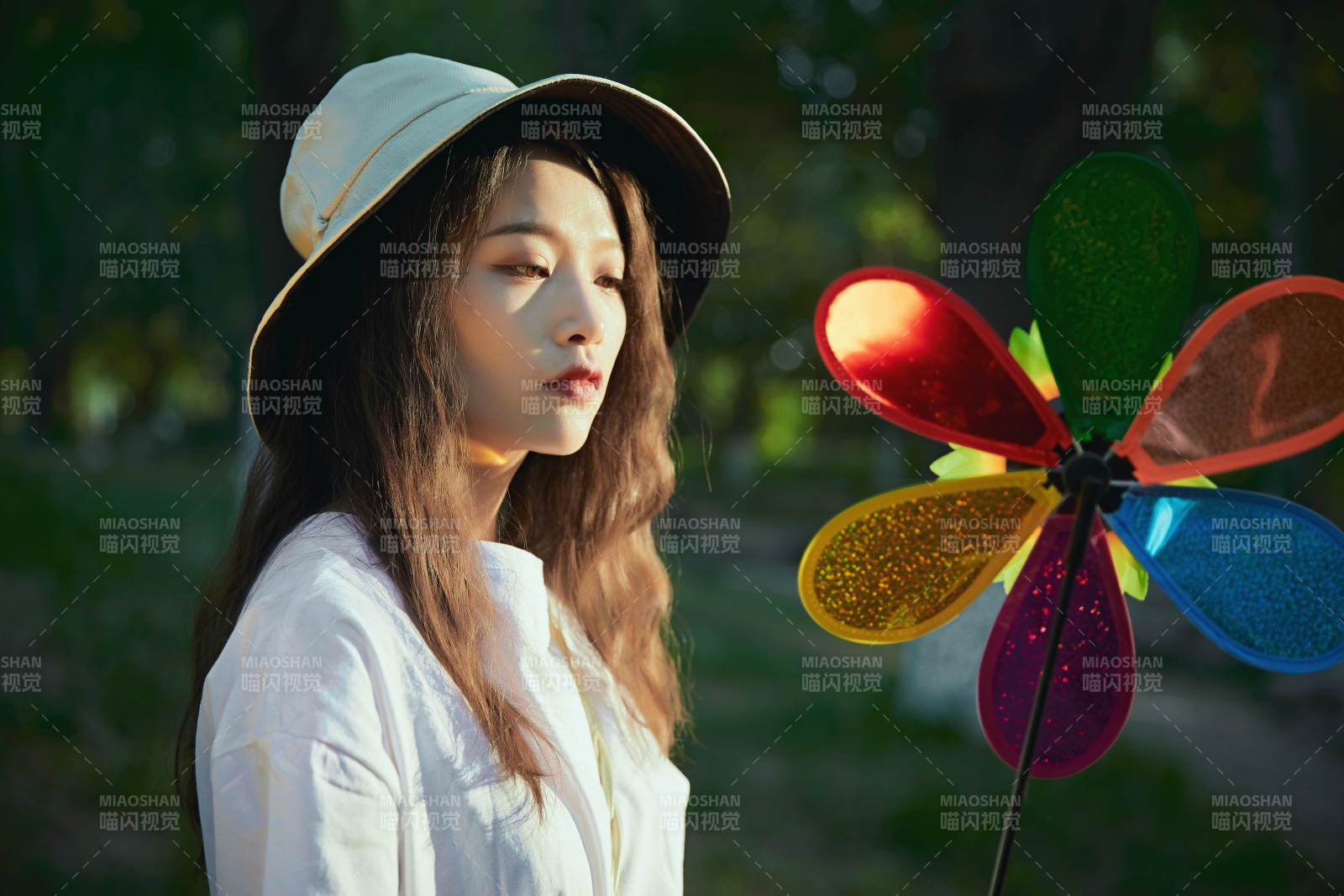 手拿彩色風車玩耍的亞洲少女