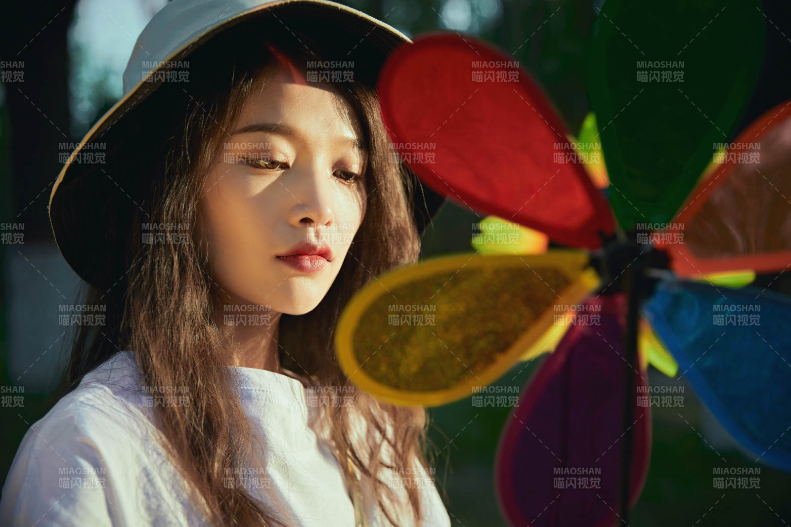 手拿彩色風車玩耍的亞洲少女