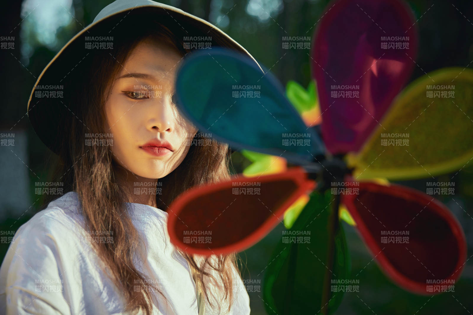 手拿彩色風(fēng)車(chē)玩耍的亞洲少女