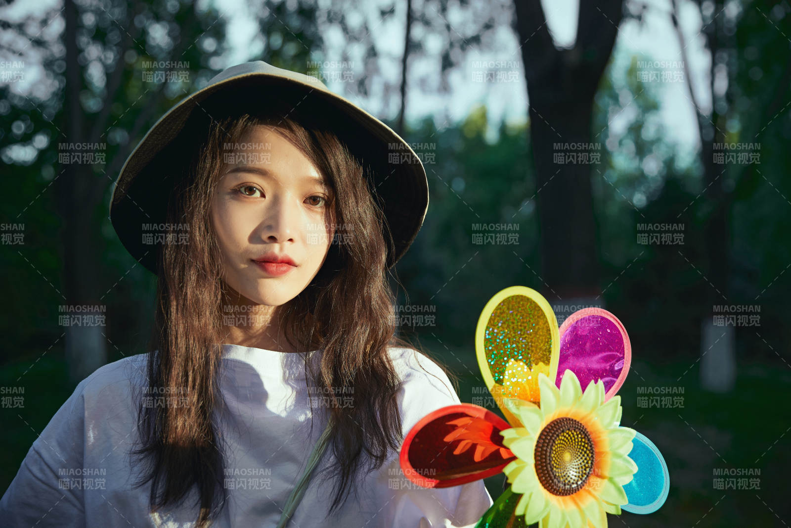 手拿彩色風車玩耍的亞洲少女