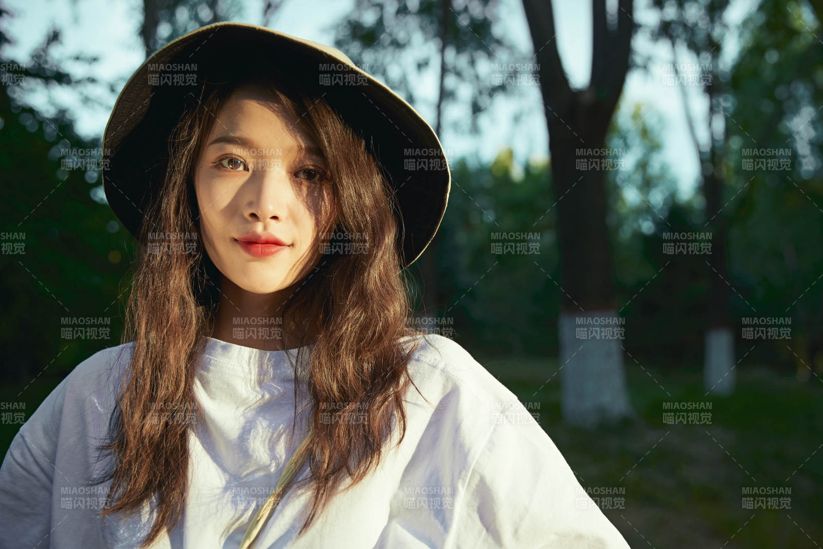 戶外公園夕陽下逆光拍攝的亞洲美少女