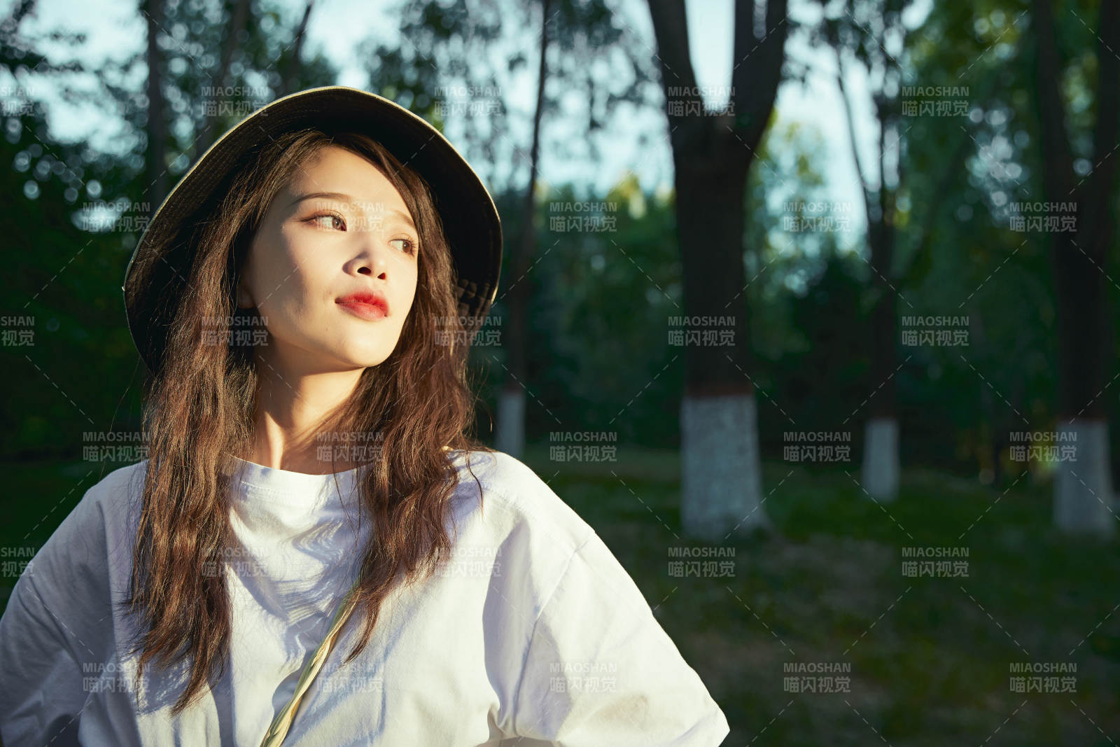 戶外公園夕陽下逆光拍攝的亞洲美少女