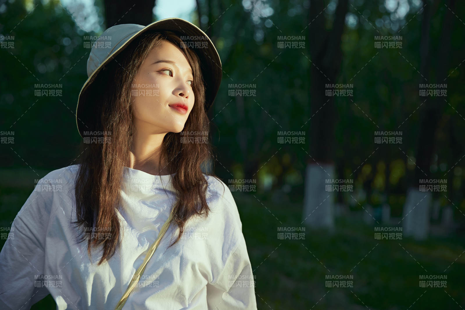 戶外公園夕陽下逆光拍攝的亞洲美少女