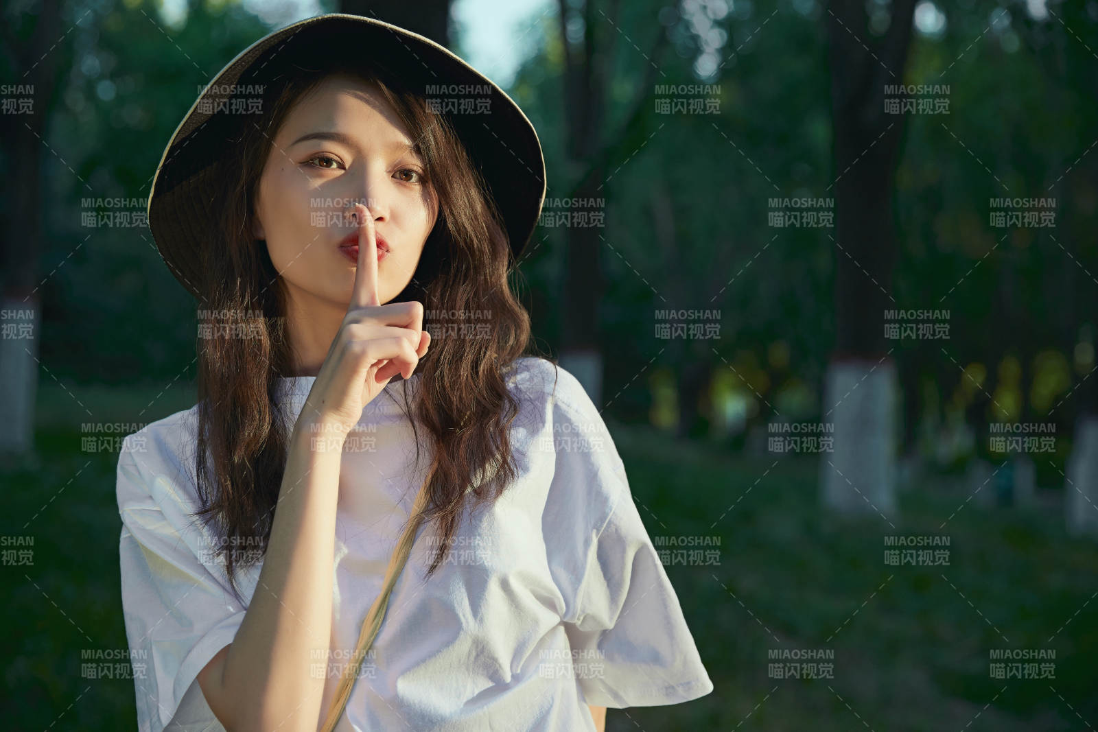 戶外公園夕陽下逆光拍攝的亞洲美少女