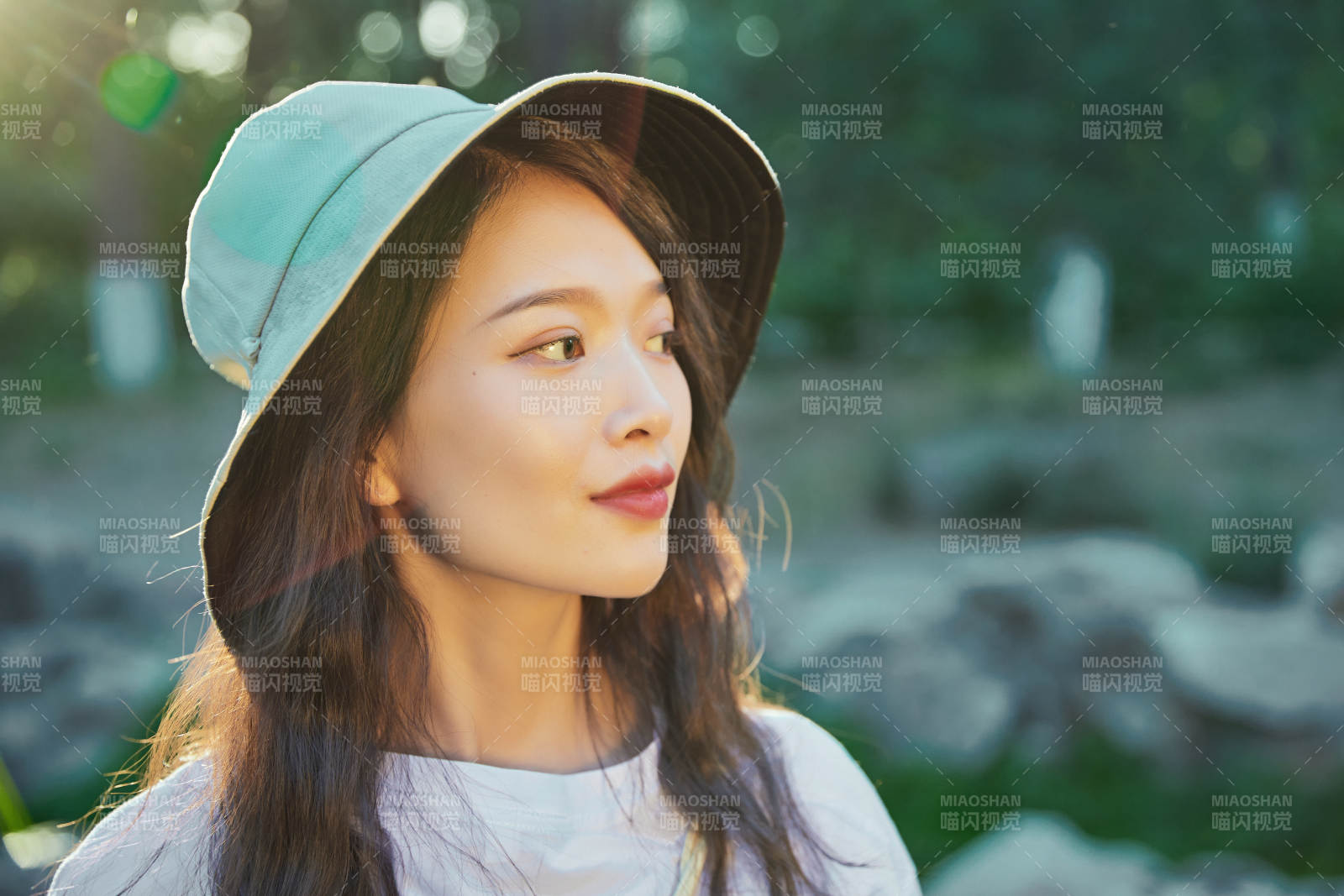 戶外公園夕陽下逆光拍攝的亞洲美少女