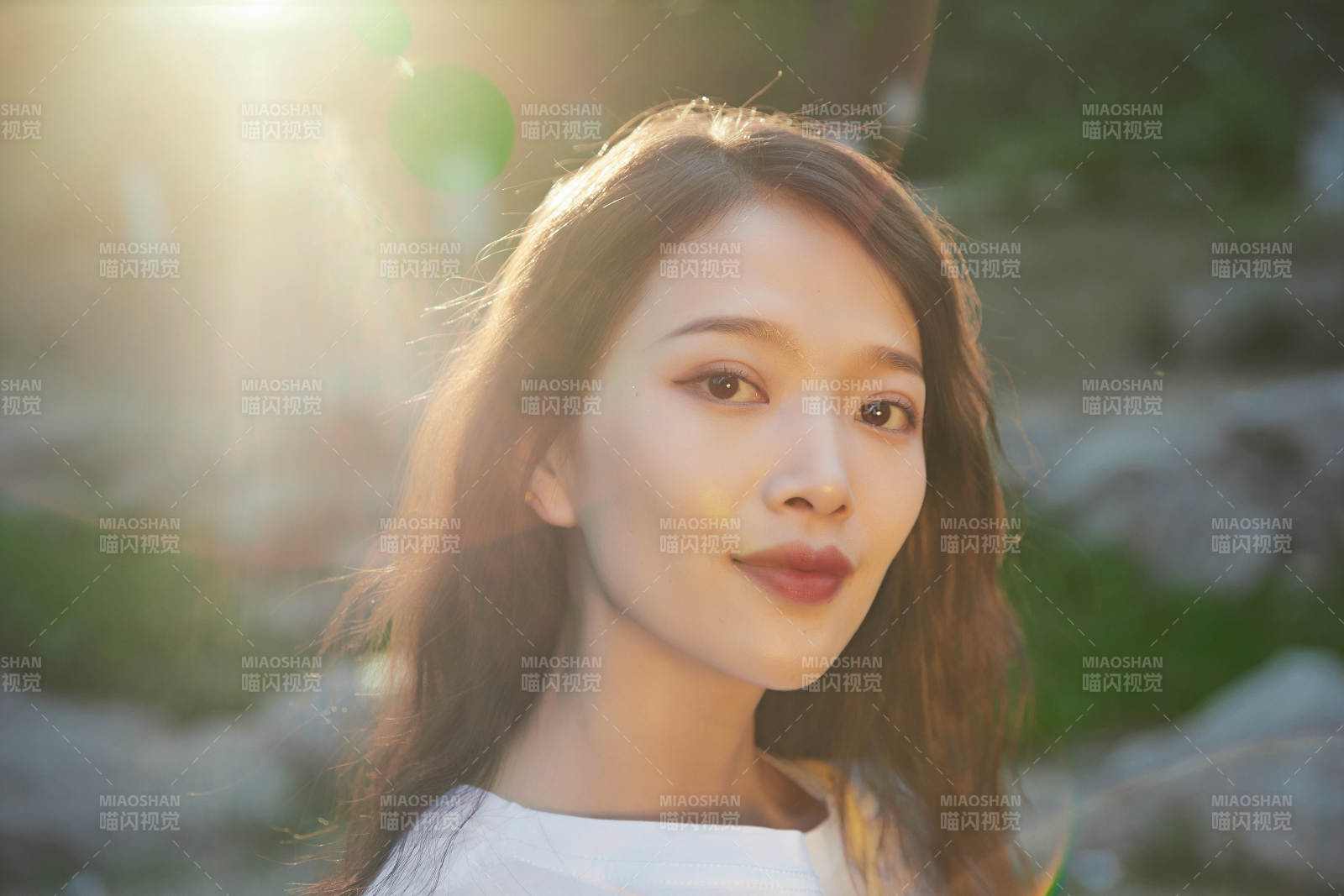 戶外公園夕陽下逆光拍攝的亞洲美少女