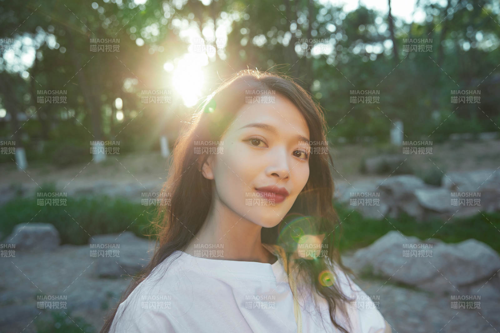 戶外公園夕陽下逆光拍攝的亞洲美少女