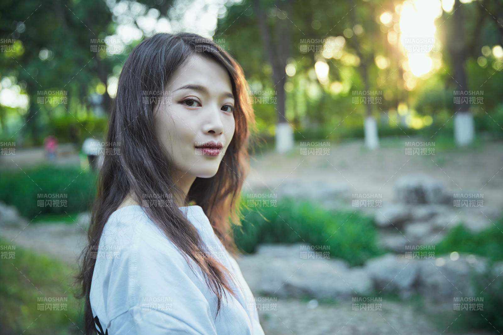 戶外公園夕陽下逆光拍攝的亞洲美少女