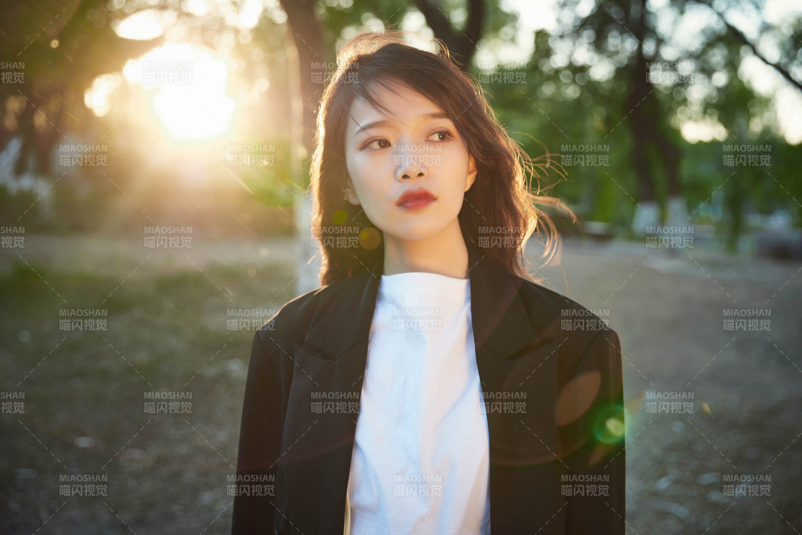 戶外公園夕陽下逆光拍攝的亞洲美少女