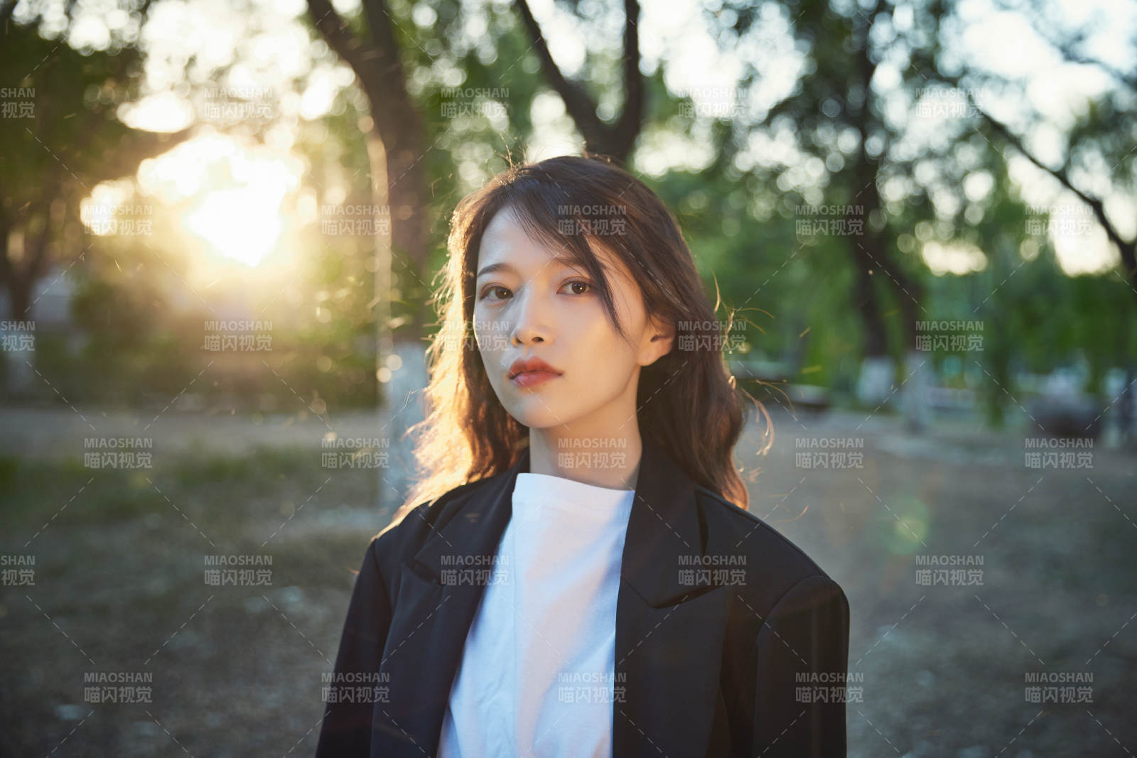 戶外公園夕陽下逆光拍攝的亞洲美少女